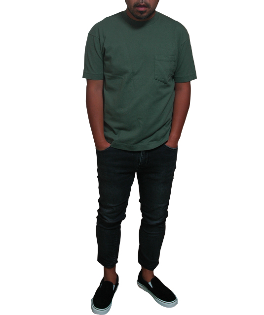 カーキTシャツコーデ